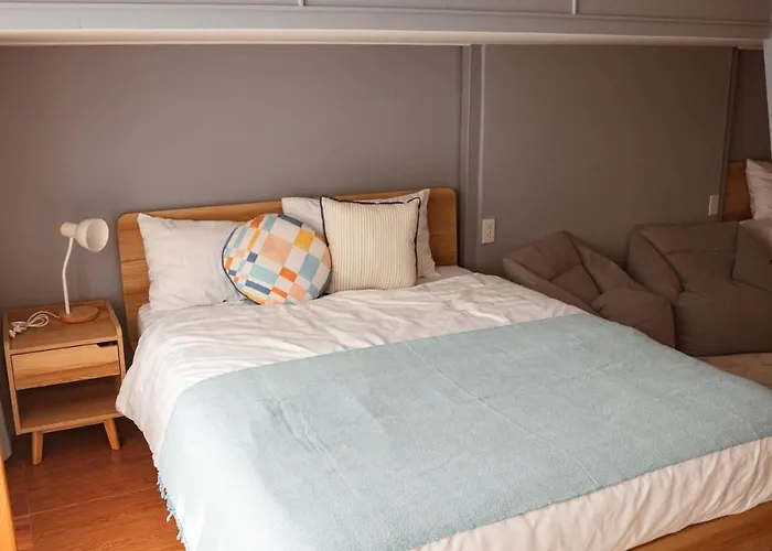 Ferienhaus Spacious Relaxing Townhouse With Rooftop In Ekamai Bangkok