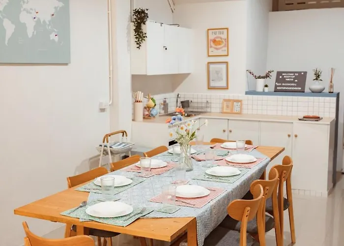 Ferienhaus Spacious Relaxing Townhouse With Rooftop In Ekamai