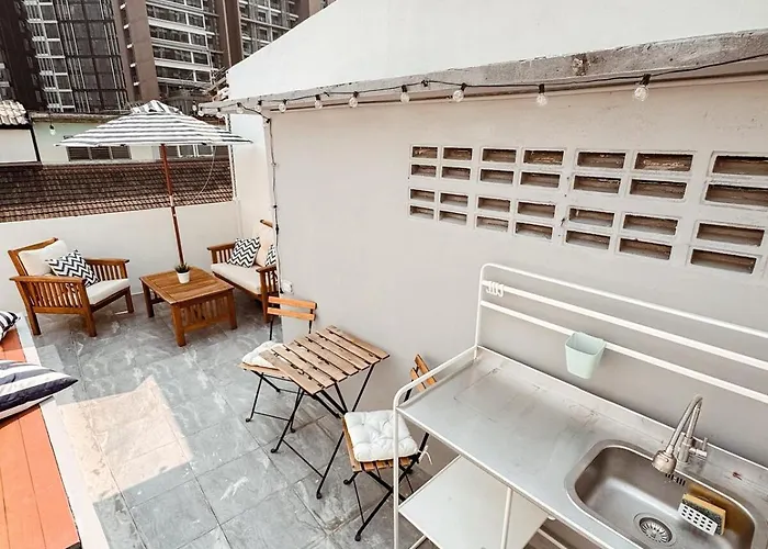 Ferienhaus Spacious Relaxing Townhouse With Rooftop In Ekamai Bangkok