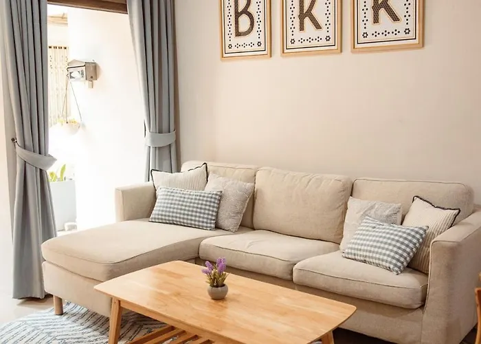 Ferienhaus Spacious Relaxing Townhouse With Rooftop In Ekamai Bangkok